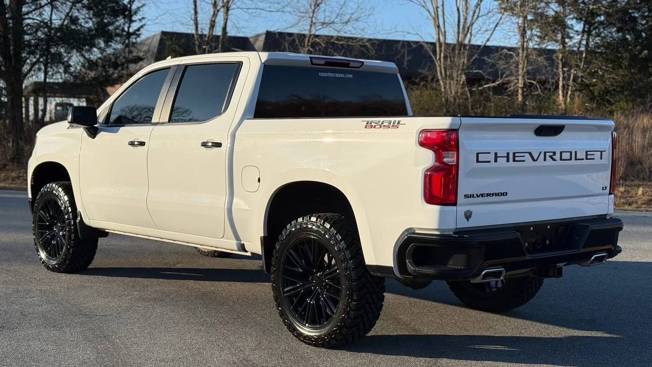 2023 Chevrolet Silverado 1500 LT Z71 Trail Boss Crew Cab 4x4 - Image 2