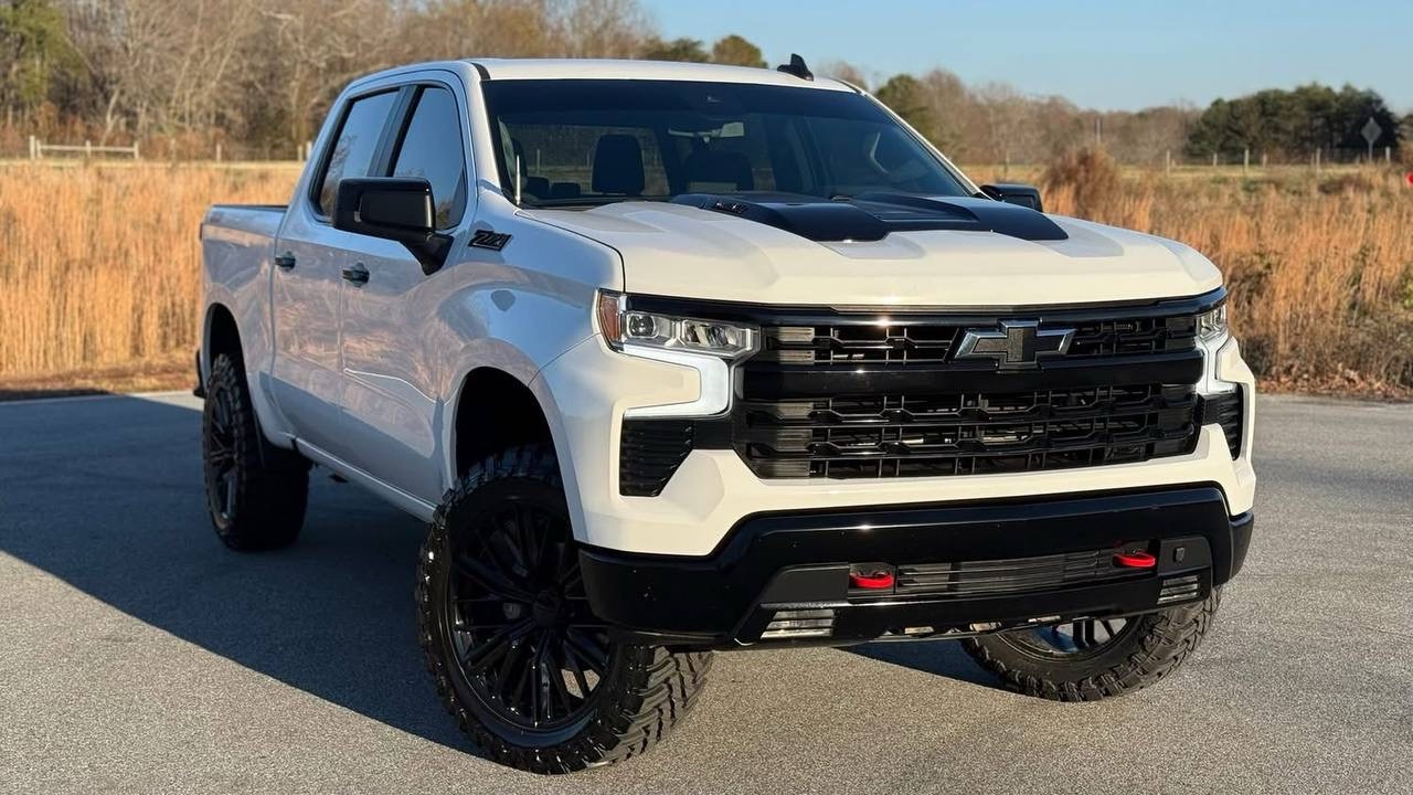 2023 Chevrolet Silverado 1500 LT Z71 Trail Boss Crew Cab 4x4 - Image 4